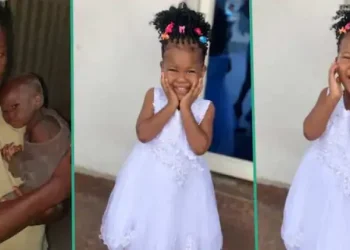 Un bébé abandonné trouve une nouvelle vie grâce à un étranger bienveillant