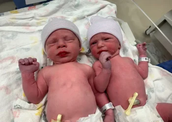 Des jumeaux battent tous les records en naissant 30 ans après la congélation de leurs embryons