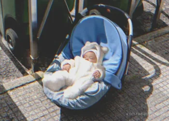 Le destin remarquable de Sam : De nourrisson aveugle délaissé à dirigeant d’entreprise accompli