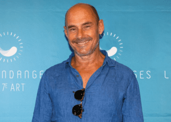 « J&rsquo;ai les larmes aux yeux » : Bernard Campan marqué par la brutale disparition d&rsquo;un célèbre acteur, ses tendres confidences