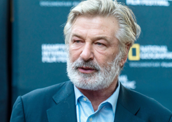 Alec Baldwin accusé d&rsquo;avoir « menti éhontément » : l&rsquo;acteur à nouveau dans le viseur de la justice après le tir mortel