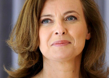 “Trop aimable !” : Valérie Trierweiler recadre un internaute après une remarque sur son âge