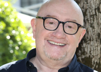 « Il était assez froid » : un célèbre humoriste balance sur l&rsquo;attitude de Michel Blanc lors de leur première rencontre (Zaptv)