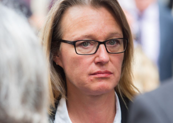 Valérie Pascale dévoile son salaire pour M6 Boutique… la moitié de celui de Pierre Dhostel ! (ZAPTV)