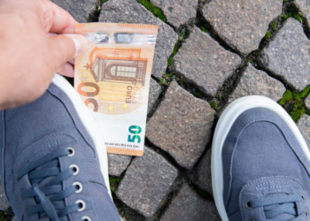Une lourde amende pour les Français qui gardent l’argent trouvé par terre