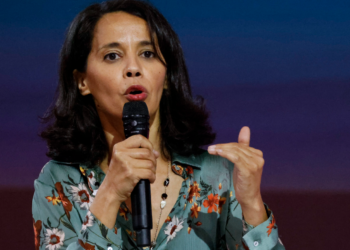 "Me l'introduire dans le…" : Sophia Aram riposte avec un message piquant à ses détracteurs 3 "Me l'introduire dans le…" : Sophia Aram riposte avec un message piquant à ses détracteurs « Me l’introduire dans le… » : Sophia Aram riposte avec un message piquant à ses détracteurs