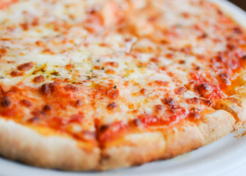 Il commande deux pizzas lors de ses vacances dans une station de ski chic, et l’addition le laisse sans voix