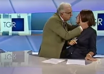VIDEO – Un humoriste embrasse de force une présentatrice télé en plein direct et crée la polémique