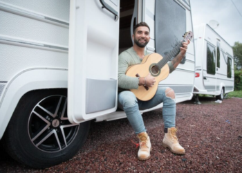 Kendji Girac renonce à son billet pour Cannes, une célèbre épouse de star française en profite