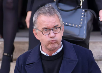 « Je ne devrais pas dire ça » : Christophe Dechavanne règle ses comptes en direct avec un invité dans Quelle époque !