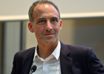 “Ça commence bien…” : Raphaël Glucksmann surpris par une remarque de David Pujadas