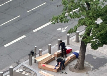 Paris : la découverte de cinq cercueils au pied de la Tour Eiffel sème la panique