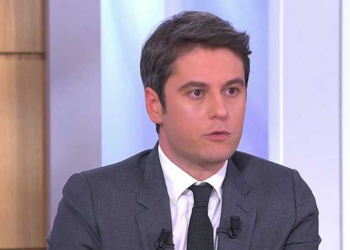 Gabriel Attal : “panique dingue” dans C à Vous face à une “invitée armée”
