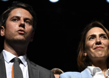 « Gênant et misogyne ! » : Gabriel Attal fait irruption en pleine interview de Valérie Hayer, les internautes choqués par son intervention