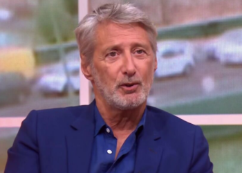 Antoine de Caunes (70 ans) « terriblement ennuyeux » ? Son mode de vie qui surprend tout le monde