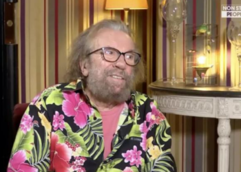 Antoine millionnaire ? Le chanteur à la mythique chemise hawaïenne préfère botter en touche