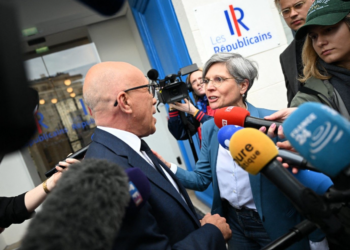 « Vous ne méritez pas de… » Eric Ciotti cueilli à froid en pleine rue par Sandrine Rousseau