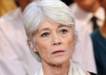 Françoise Hardy : "Une scène épouvantable", pourquoi la chanteuse est restée fâchée toute sa vie avec sa mère 17 Françoise Hardy : "Une scène épouvantable", pourquoi la chanteuse est restée fâchée toute sa vie avec sa mère Françoise Hardy mariée par intérêt : cette confidence étonnante sur son union avec Jacques Dutronc
