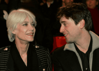 « J&rsquo;ai essayé de chanter mais… » : Thomas Dutronc effondré sur scène, il a rendu un bel hommage à sa mère Françoise Hardy