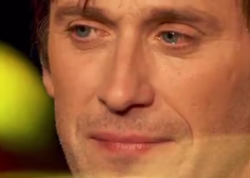 « J&rsquo;ai essayé de chanter mais… » : Thomas Dutronc effondré sur scène, il a rendu un bel hommage à sa mère Françoise Hardy