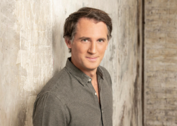 « C&rsquo;est un déchirement » : Raphaël de Casabianca officialise son départ de l&rsquo;émission de Rendez-vous en terre inconnue sur France 2