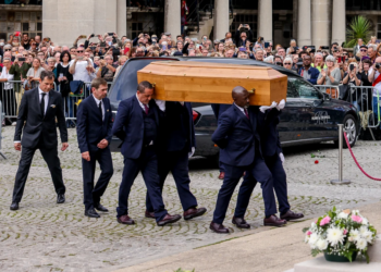 Obsèques de Françoise Hardy : Jacques et Thomas Dutronc, Julien Clerc, Brigitte Macron… présents pour rendre un dernier hommage à la chanteuse