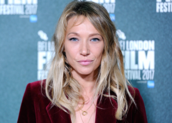 Laura Smet : émouvante révélation sur ce troublant face-à-face avec le corps de Johnny à son enterrement