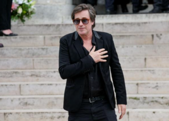 “Ma mère en avait un peu assez” : Thomas Dutronc en plein deuil, cet hommage qui le fait rire 10 “Ma mère en avait un peu assez” : Thomas Dutronc en plein deuil, cet hommage qui le fait rire “Ma mère en avait un peu assez” : Thomas Dutronc en plein deuil, cet hommage qui le fait rire