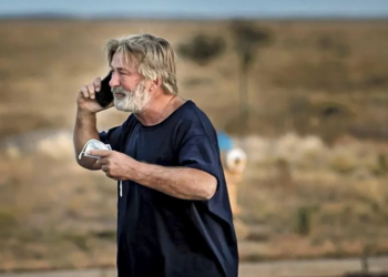 Tir mortel d’Alec Baldwin : nouveau revers pour l’acteur, il sera bien jugé pour homicide involontaire