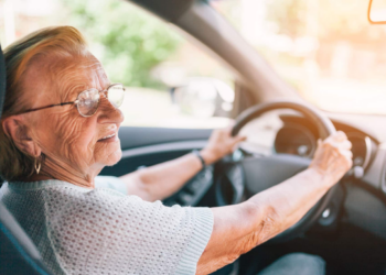 Permis de conduire senior : les conducteurs les plus âgés doivent-ils passer des tests d’aptitude à la conduite ?