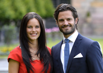 Carl Philip de Suède en short court et t-shirt moulant : on adore son souvenir de vacances !