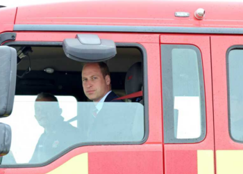 Le prince William dans un hélicoptère ou dans un camion de pompiers : il fait le show !