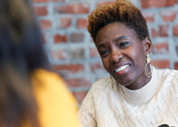 « La photo m’a éblouie » : Rokhaya Diallo critique la photo de groupe du Nouveau front populaire et ça ne passe pas (vidéo)