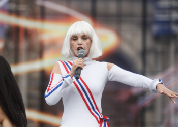 “Ceci n’est pas une parodie” : Arielle Dombasle consternante ? Sa performance pour les JO n’a pas était un grand succès