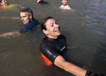 La Maire de Paris Anne Hidalgo se baigne dans la Seine (VIDEO)