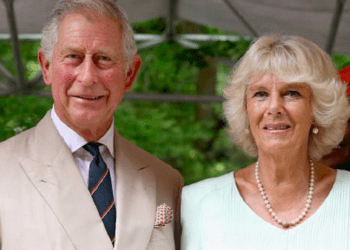 Charles III : cette règle royale enfreinte devant Camilla Parker Bowles, le roi dans l'embarras 17 Charles III : cette règle royale enfreinte devant Camilla Parker Bowles, le roi dans l'embarras Charles III : cette règle royale enfreinte devant Camilla Parker Bowles, le roi dans l’embarras
