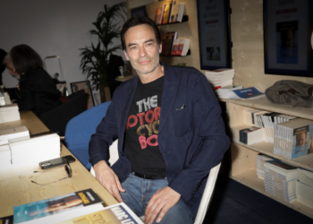 Après une année tourmentée, Anthony Delon et ses filles se font plaisir dans un endroit paradisiaque