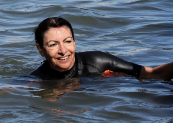 « Bien fait pour elle ! » : la réaction sans appel d&rsquo;Anne Hidalgo après la chute d&rsquo;Amélie Oudéa-Castéra dans la Seine