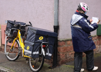 Isère: un facteur reconnaît avoir dissimulé du courrier pour écourter ses tournées, plus de 13.000 lettres retrouvées chez lui