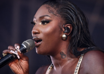 Aya Nakamura devrait chanter Charles Aznavour lors de la cérémonie d’ouverture des Jeux Olympiques