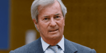 Cyril Hanouna en danger ? Vincent Bolloré critiquerait ses excès à Saint-Tropez ”Il préfère ceux …