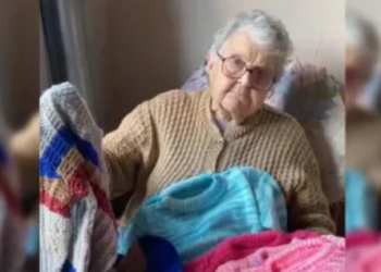 À 90 ans, elle tricote des manteaux pour les enfants du Rio Grande do Sul