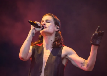 « Le fantôme de l’argent » : pas invité à chanter aux JO, Christine and the Queens frôle le complotisme