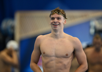 Léon Marchand (22 ans) ne mâche pas ses mots sur Florent Manaudou, « C&rsquo;est un…