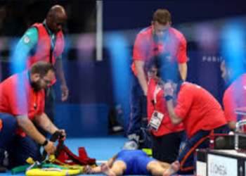JO 2024 : une nageuse évacuée d’urgence en civière après sa course, les terribles images