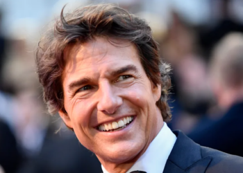 Tom Cruise en couple avec une chanteuse de 25 ans ? L’intéressée met les choses au clair !