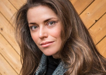 « Derrière les apparences je vais assez mal » : Emma Daumas se confie sur la période très difficile qu’elle traverse depuis un an et demi