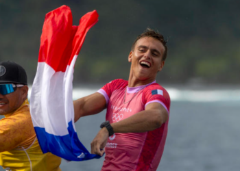 Kauli Vaast (JO Paris 2024) s’offre une session surf sur la Seine : ces images qui détonnent