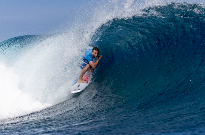 Kauli Vaast (JO Paris 2024) s’offre une session surf sur la Seine ces