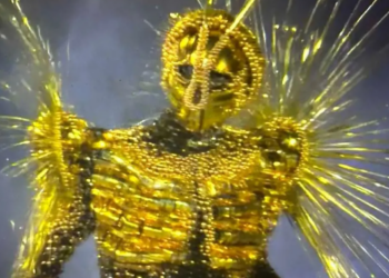 Cérémonie de clôture des JO de Paris 2024 : qui était le « Golden Voyageur » ? Découvrez son identité